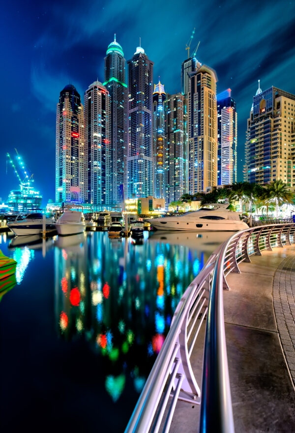 Skyline bei Nacht in den Emiraten